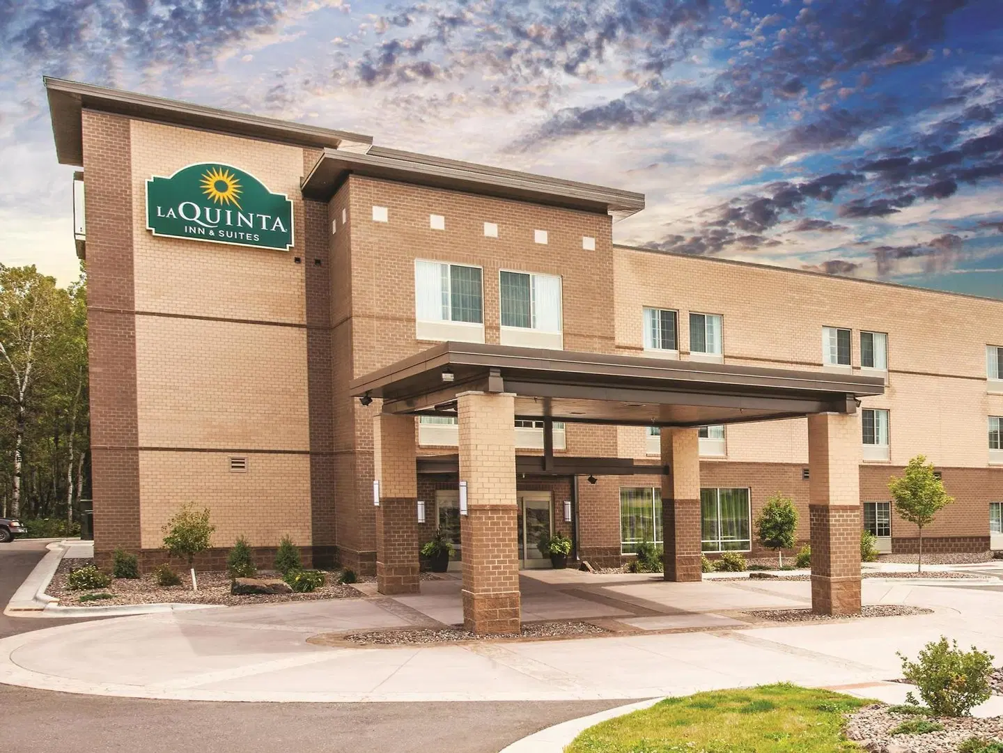 La Quinta Inn & Suites by Wyndham Duluth EXTERIOR