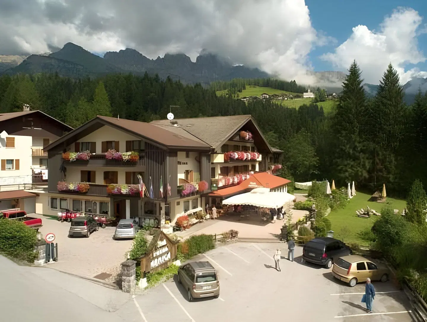 Park Hotel Arnica EXTERIOR