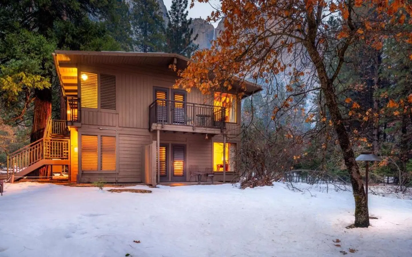 Yosemite Lodge at the Falls EXTERIOR
