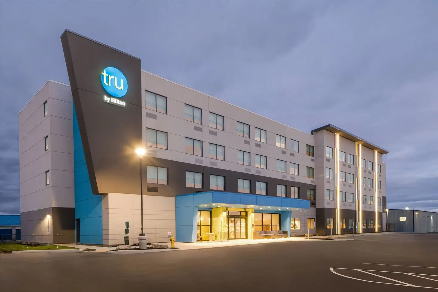 Tru by Hilton Oshawa EXTERIOR