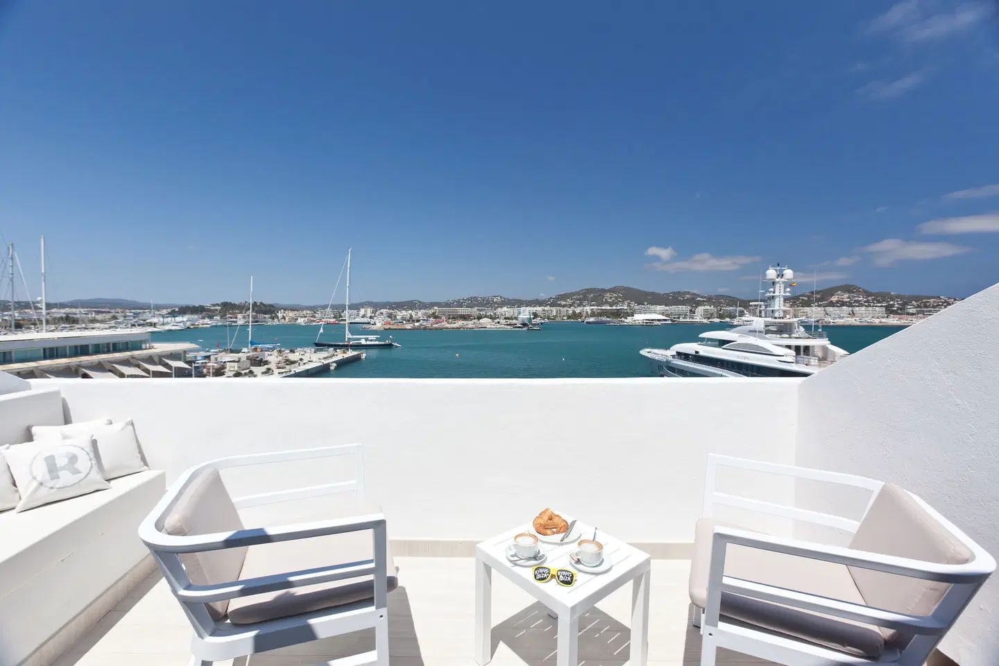 Ryans La Marina ROOM_EXAMPLE