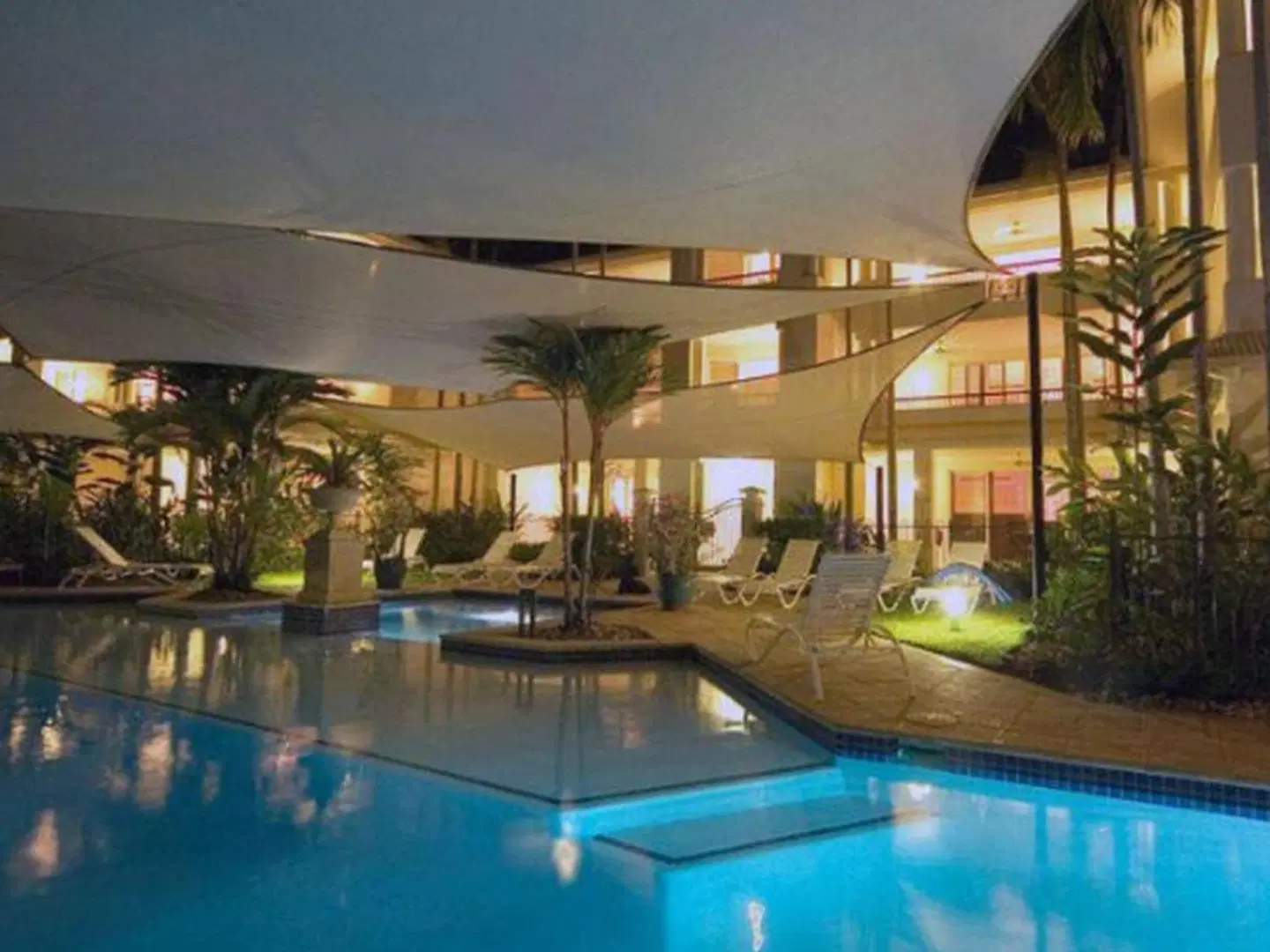 Mandalay Luxury Beachfront Apartments Hallenbad
