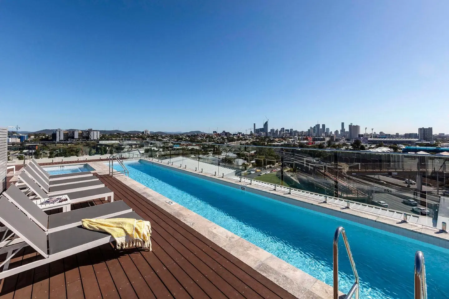 Oaks Woolloongabba OUTDOOR_POOL