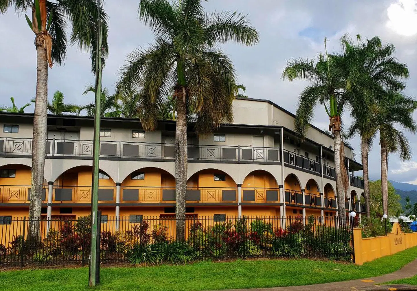 Palm Royale Cairns EXTERIOR