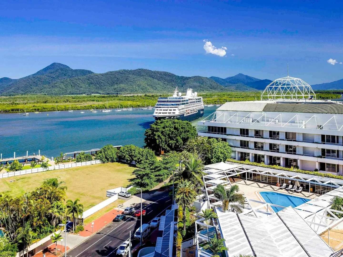 Pullman Reef Hotel Casino EXTERIOR