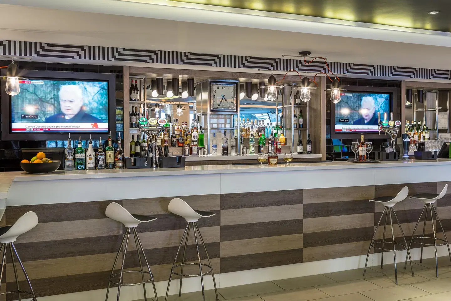 Holiday Inn London - Watford Junction by IHG Bar