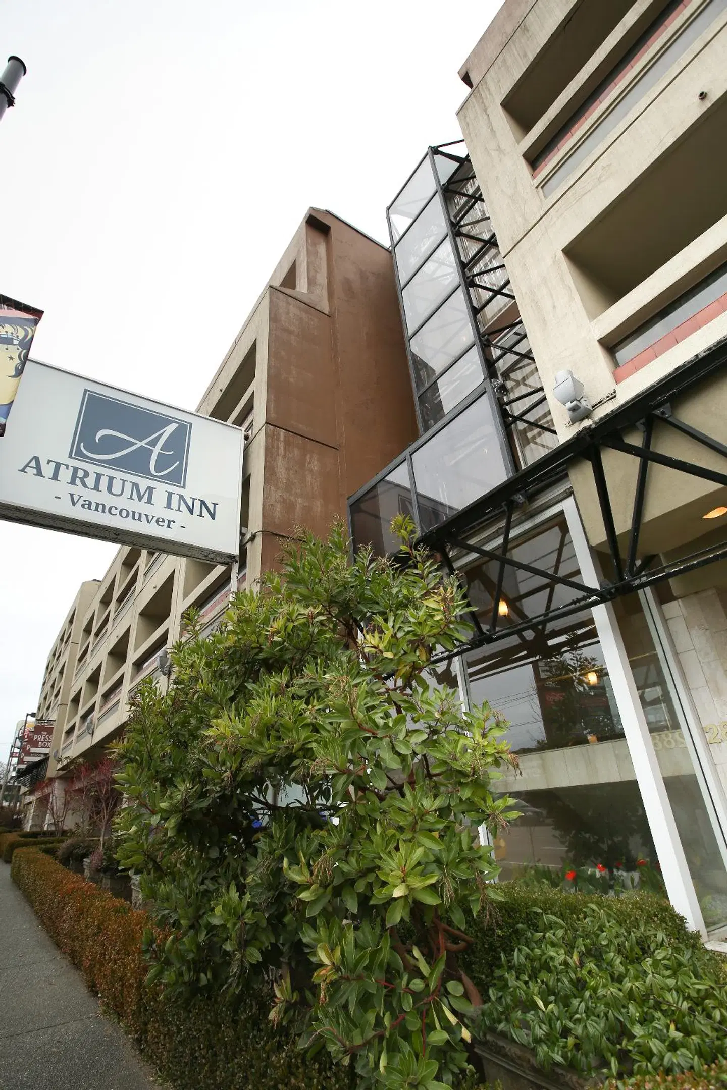 Atrium Inn Vancouver EXTERIOR