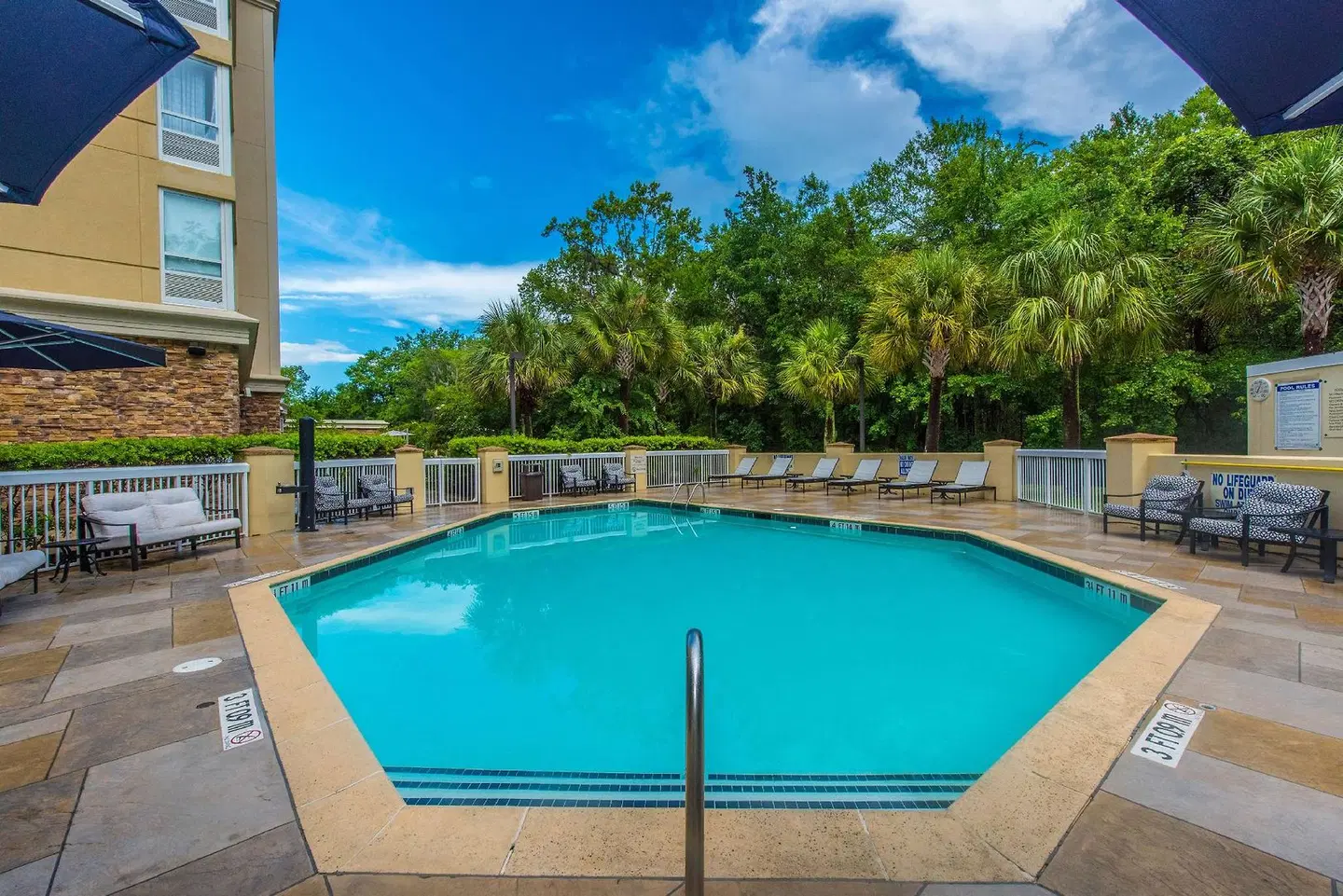 DoubleTree by Hilton Hotel North Charleston - Convention Center OUTDOOR_POOL