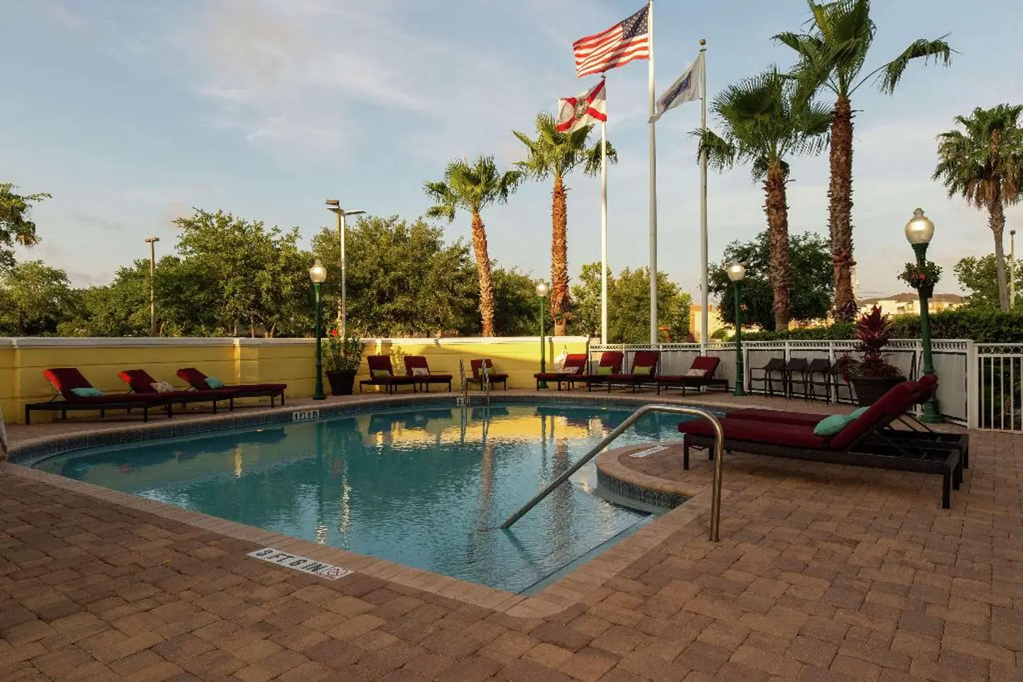 Hampton Inn & Suites Jacksonville Deerwood Park OUTDOOR_POOL