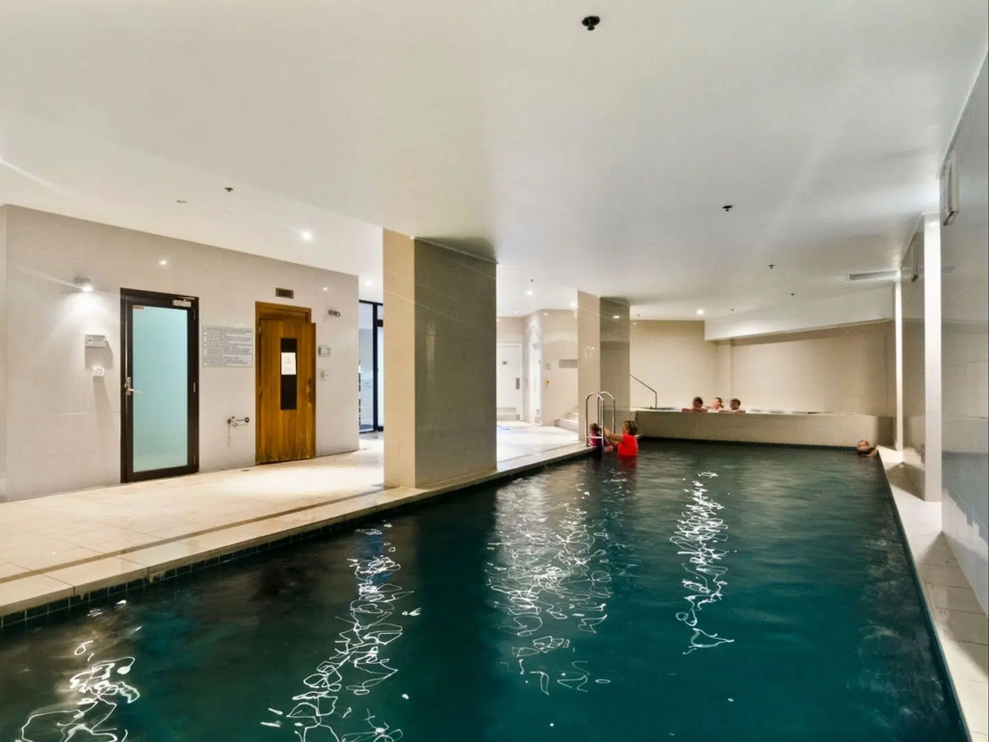 Mantra Sierra Grand Hallenbad