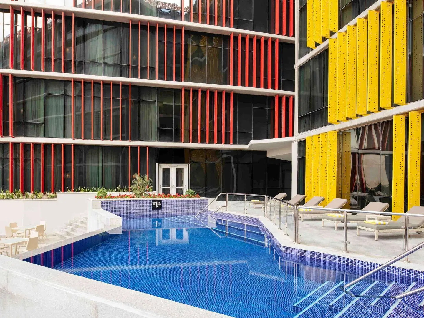 ibis Doha OUTDOOR_POOL