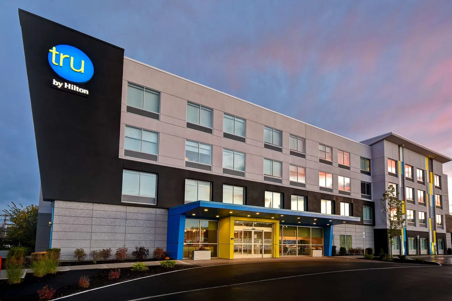 Tru by Hilton Concord EXTERIOR