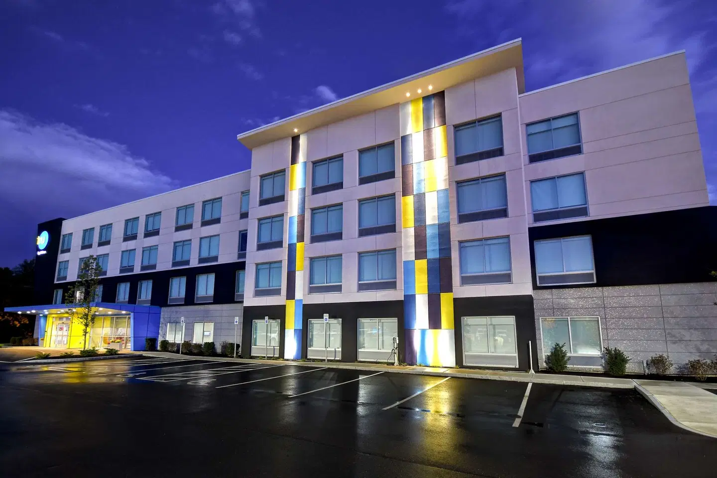 Tru by Hilton Concord EXTERIOR