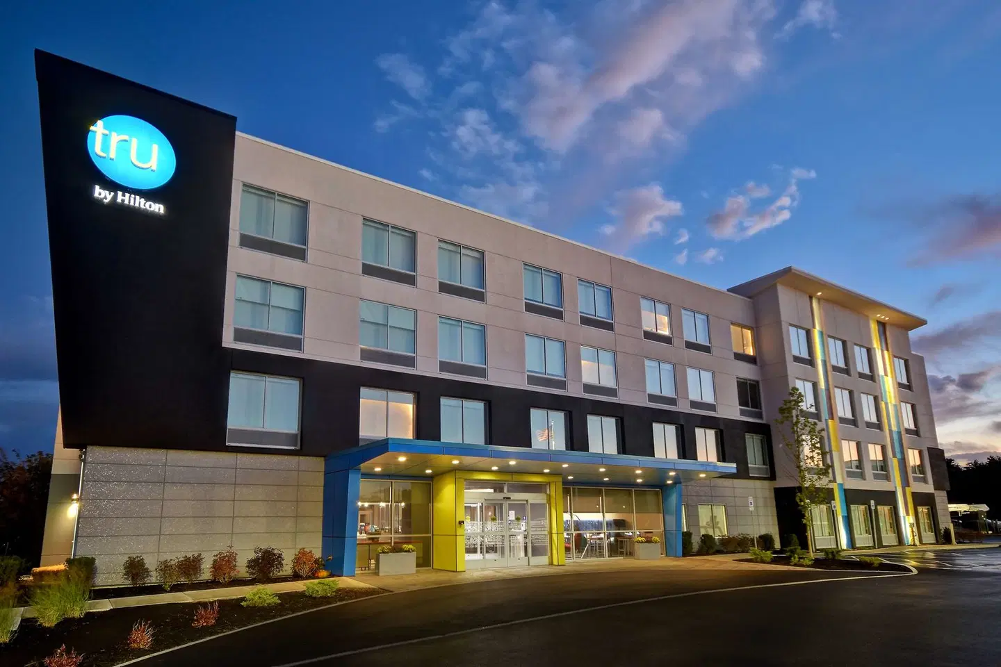 Tru by Hilton Concord EXTERIOR