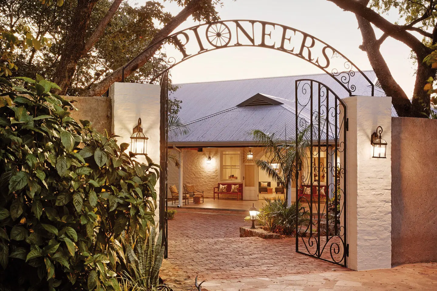 Pioneers Lodge EXTERIOR