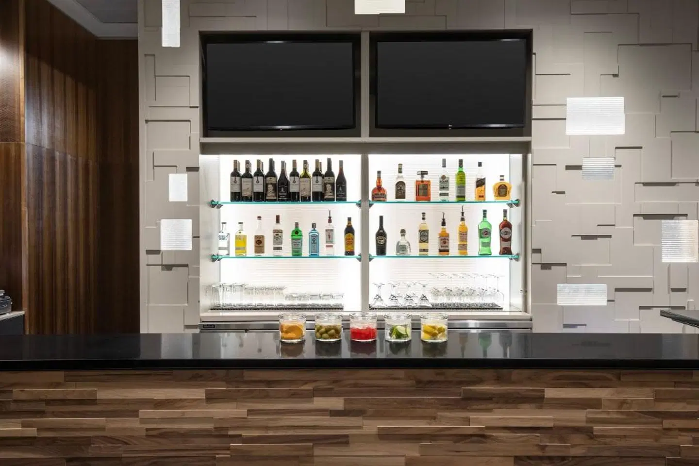 Courtyard By Marriott Nanaimo Bar