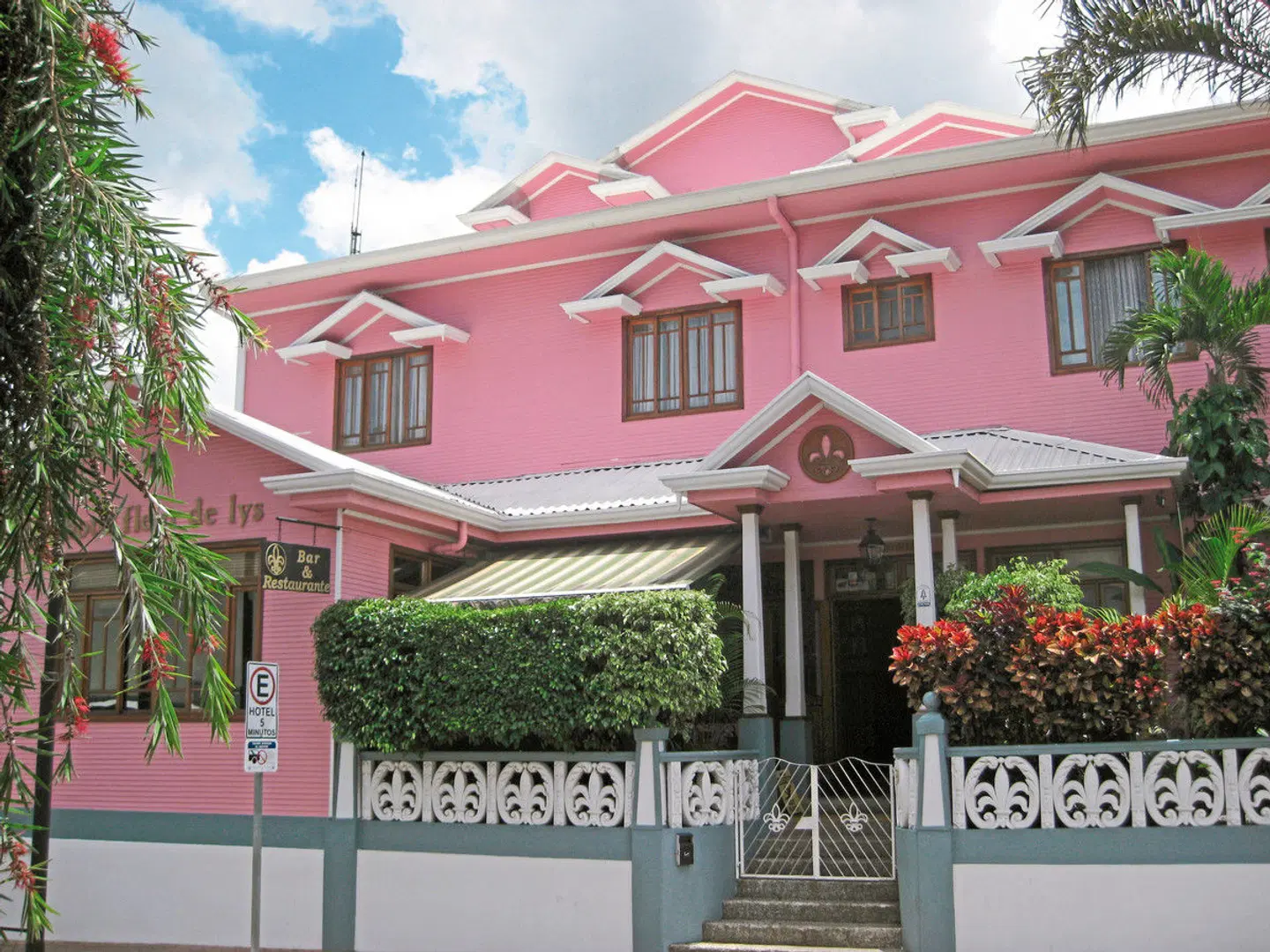 Fleur de Lys EXTERIOR