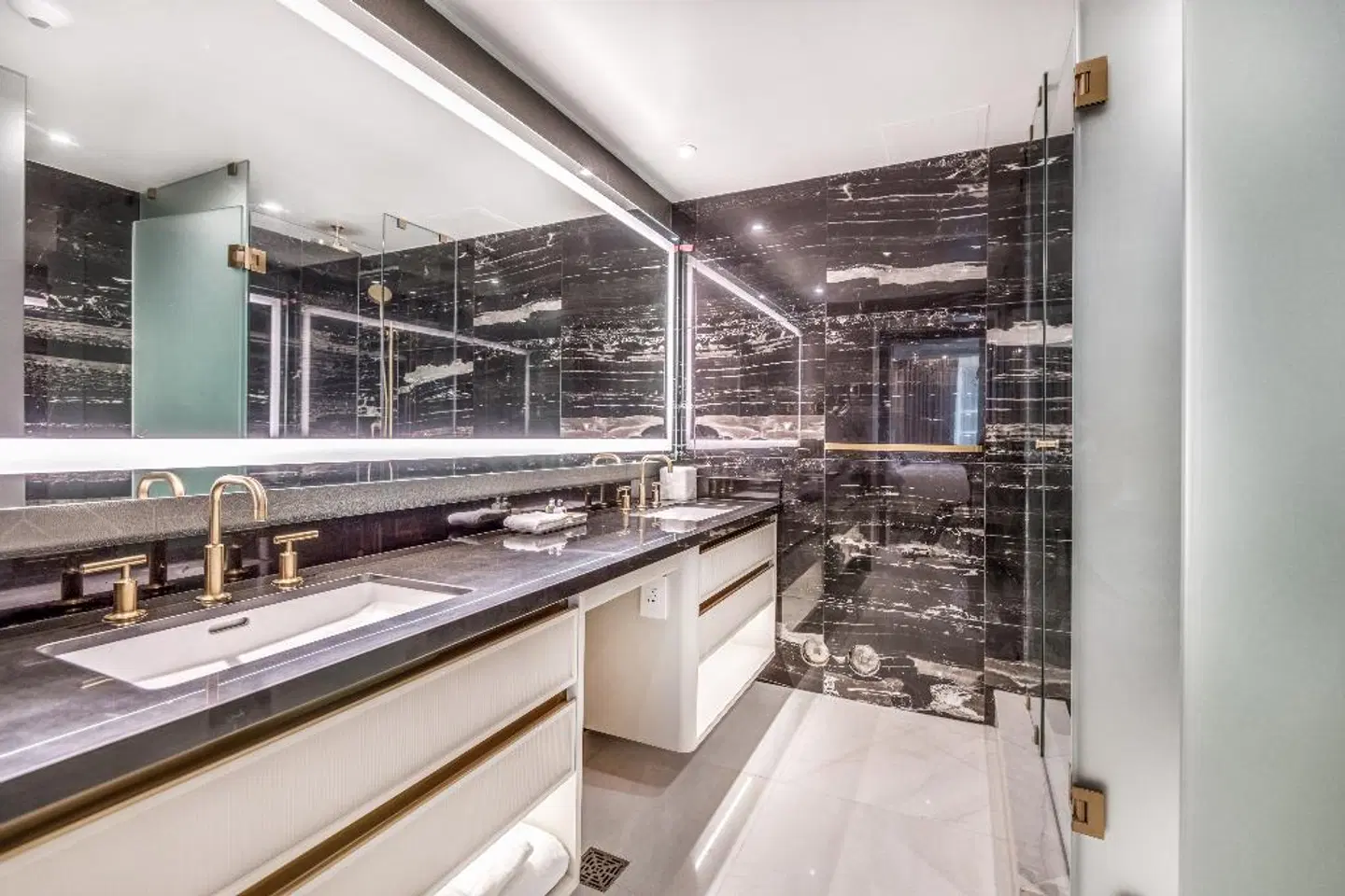 Azur Legacy Collection Hotel Badezimmer