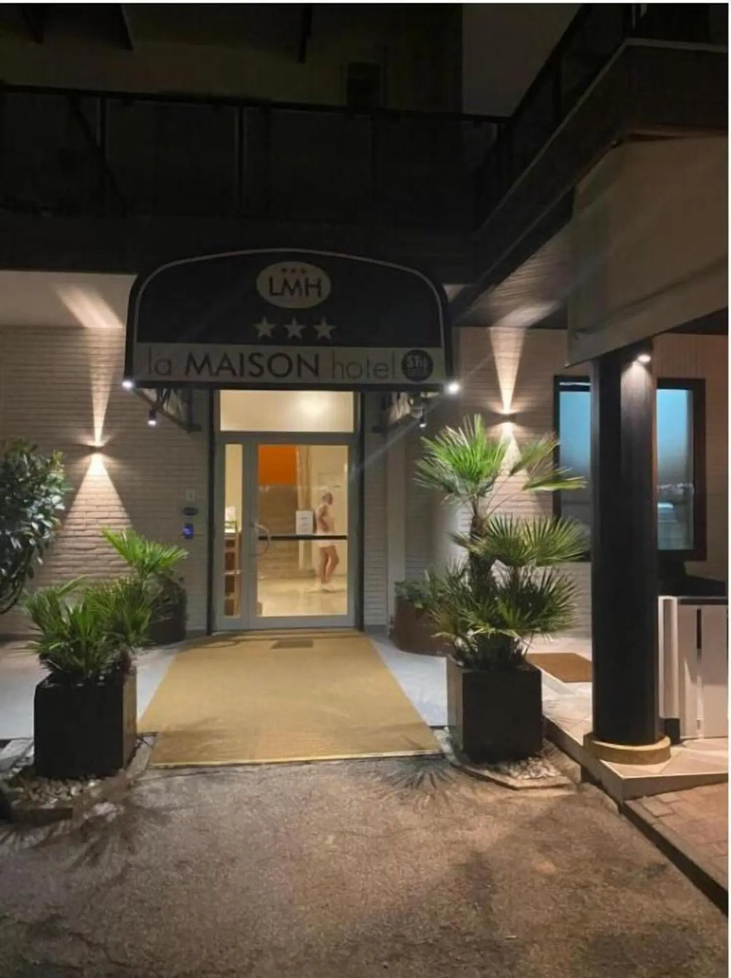 La Maison Hotel EXTERIOR