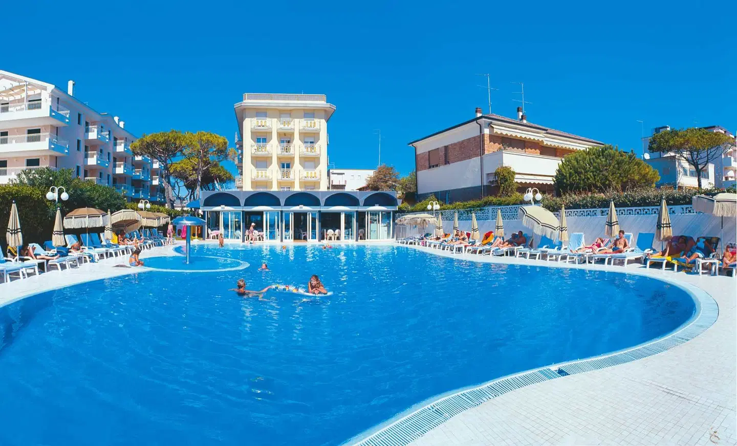 Hotel Cambridge OUTDOOR_POOL