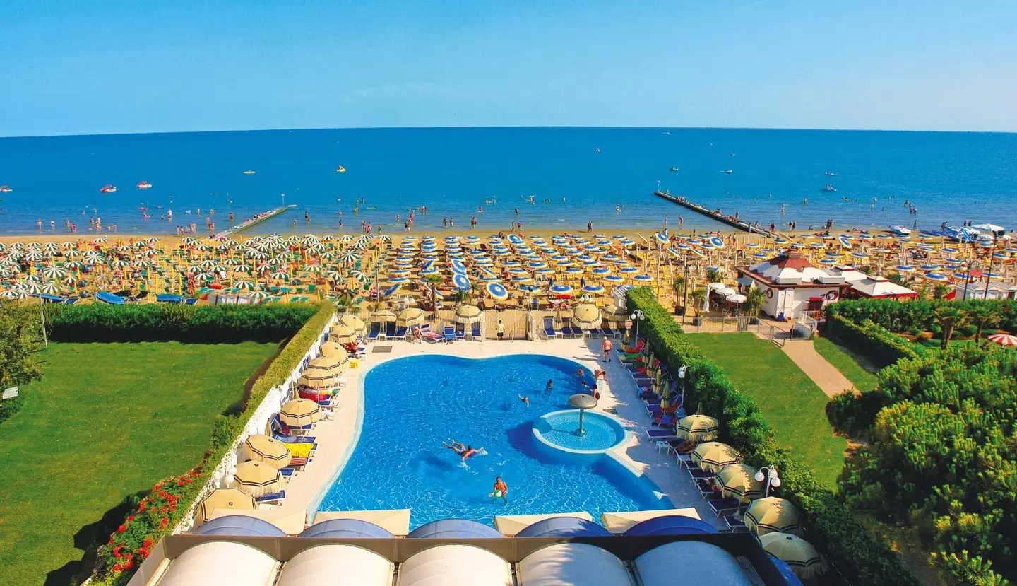 Hotel Cambridge OUTDOOR_POOL