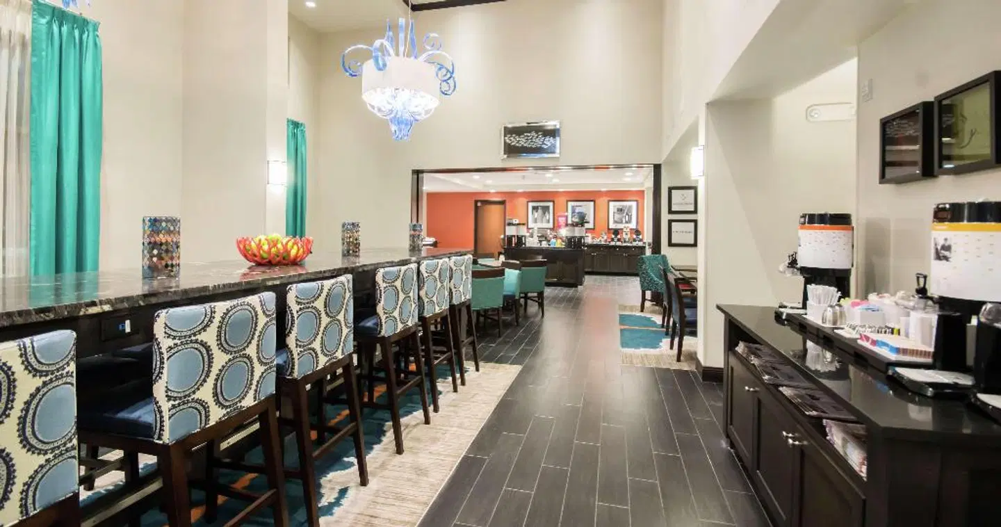 Hampton Inn & Suites Orlando at SeaWorld Bar