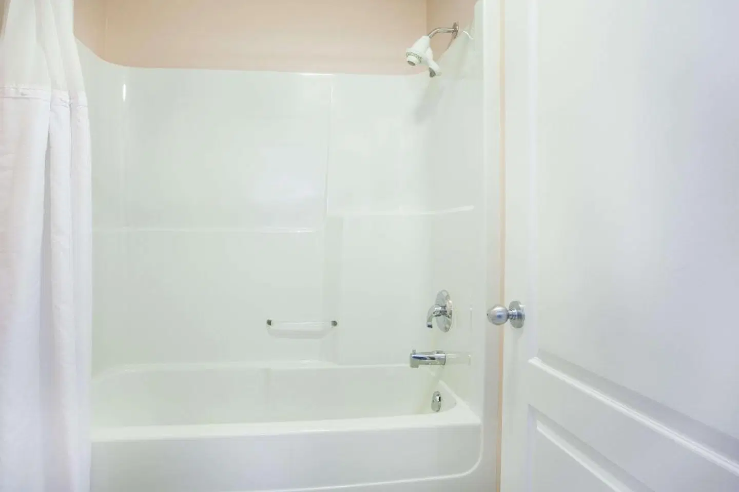 Ramada Limited 100 Mile House Badezimmer