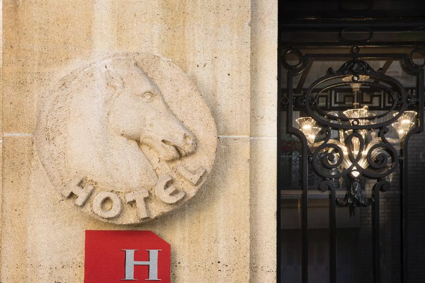 Arès Tour Eiffel EXTERIOR