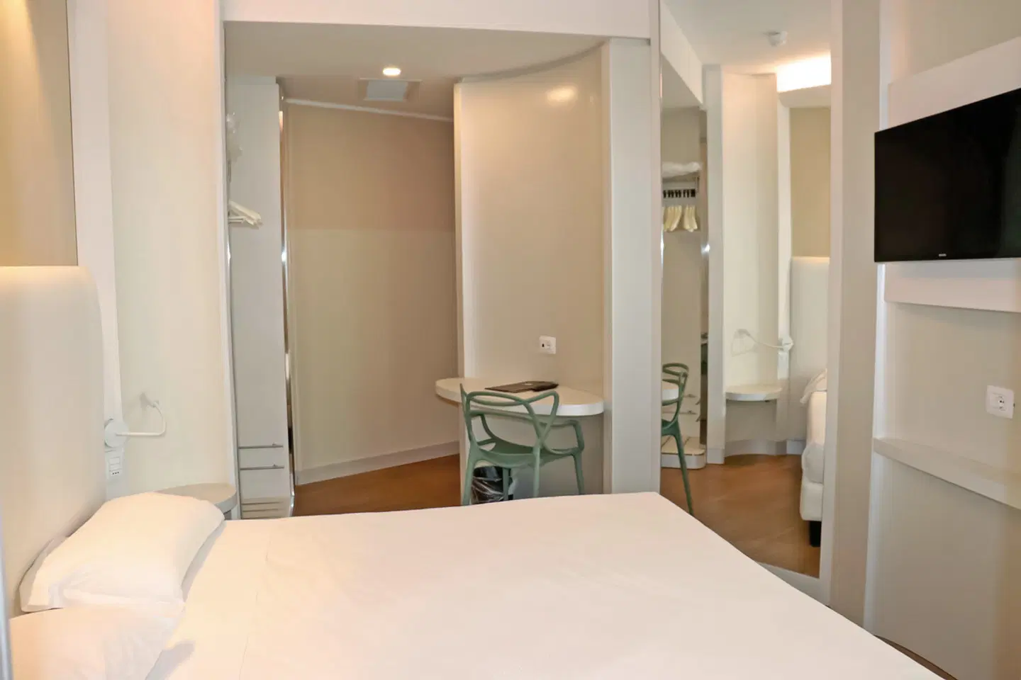 Ark Hotel ROOM_EXAMPLE