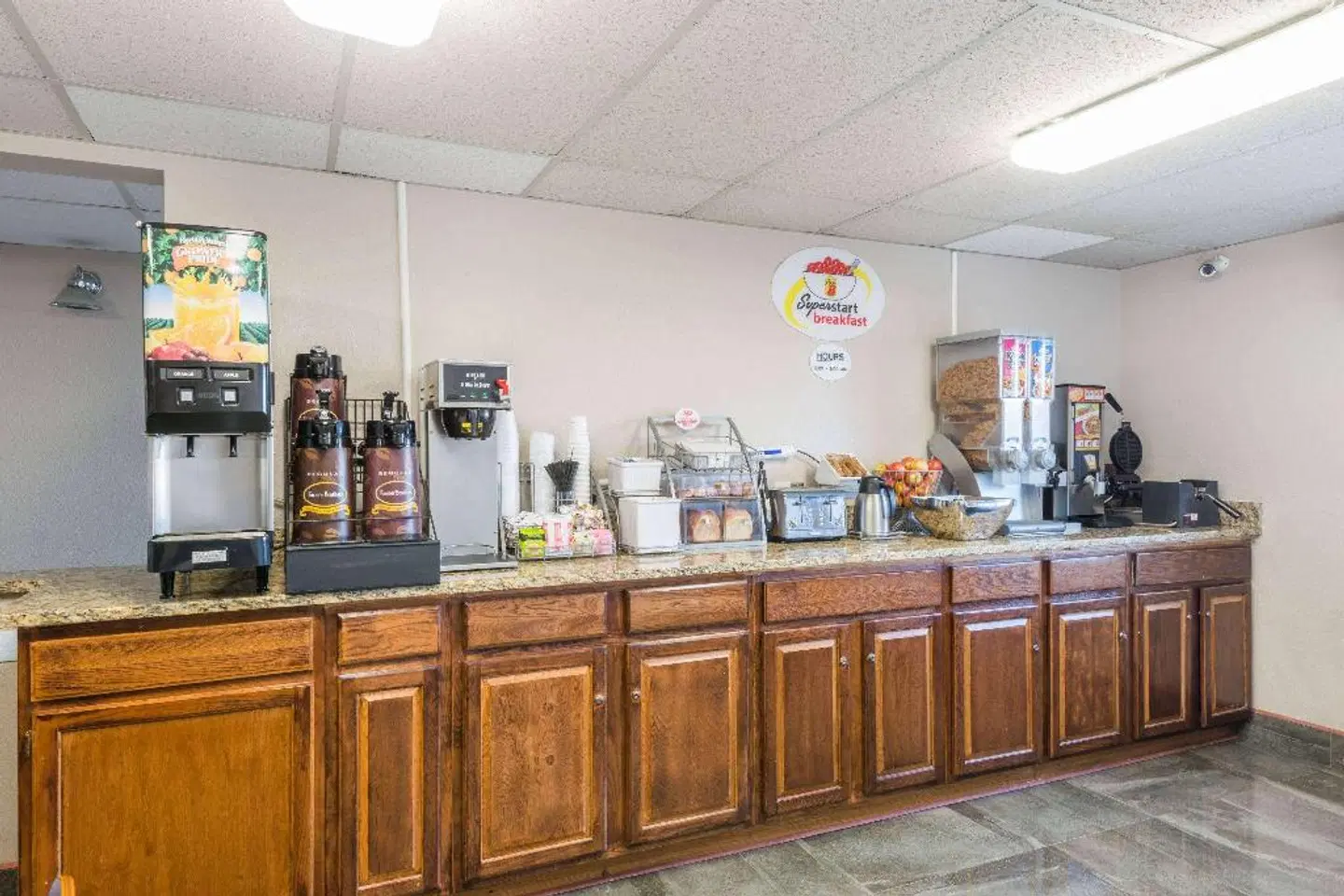 Super 8 by Wyndham Henderson North East Denver Bar