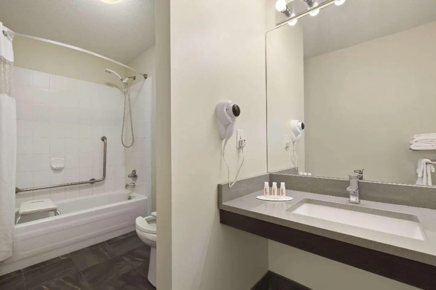 Days Inn by Wyndham Kelowna Badezimmer