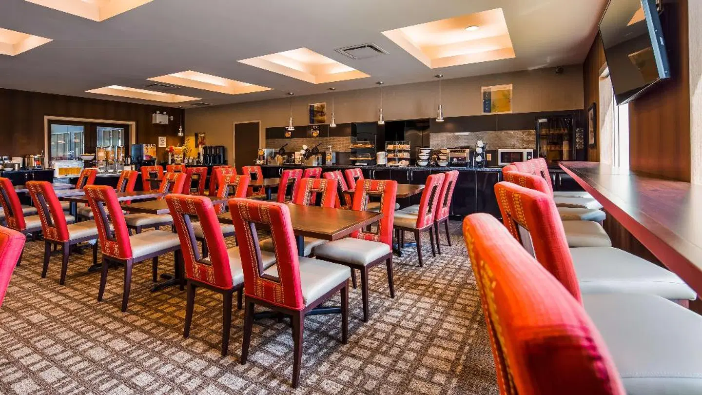 Best Western PLUS Wine Country Hotel & Suites Bar