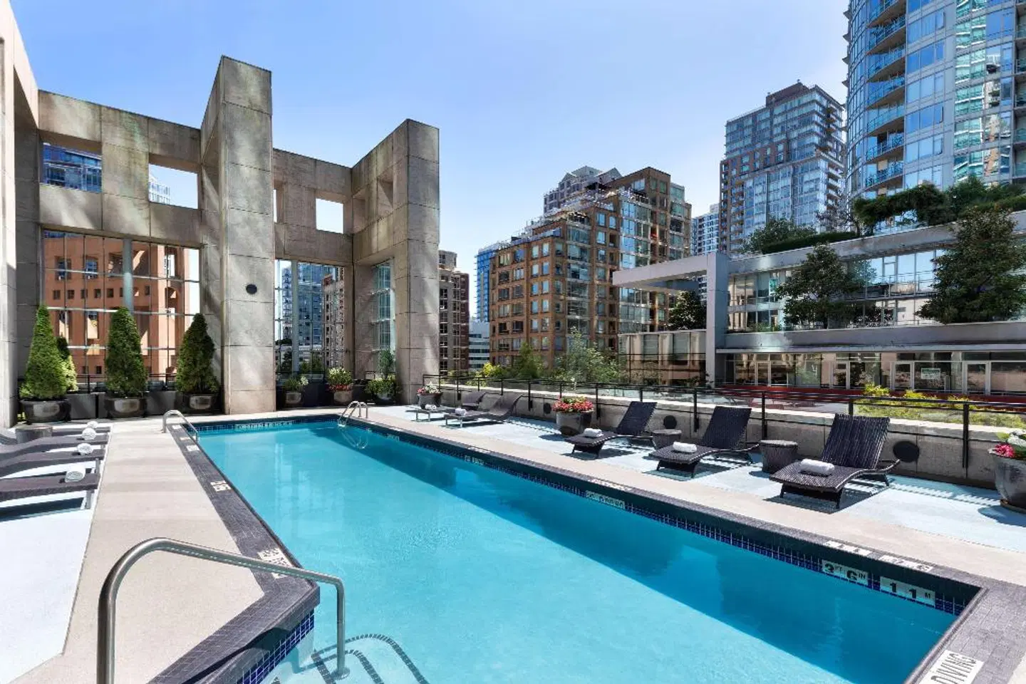 Hilton Vancouver Downtown OUTDOOR_POOL