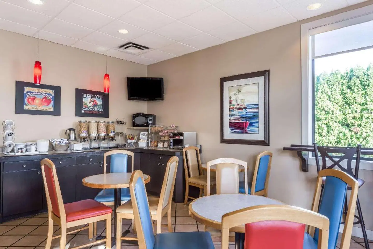 Super 8 by Wyndham Kelowna BC Bar