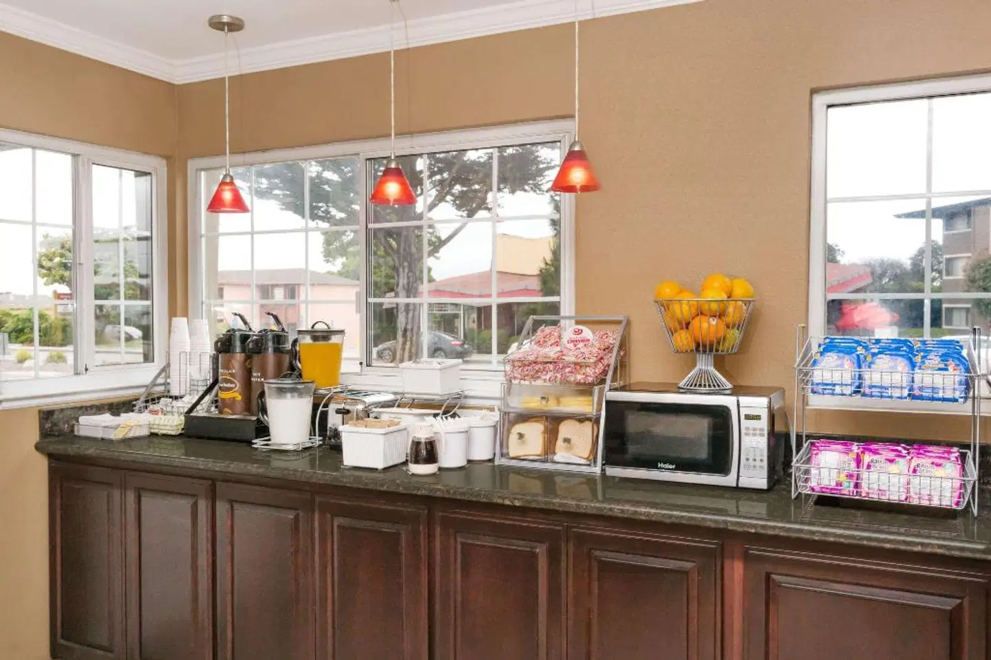 Super 8 by Wyndham Monterey Restaurant