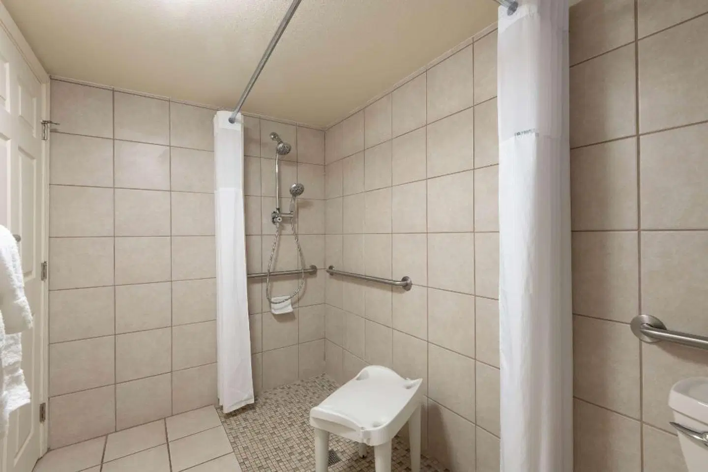 Days Inn by Wyndham Maui Oceanfront Badezimmer