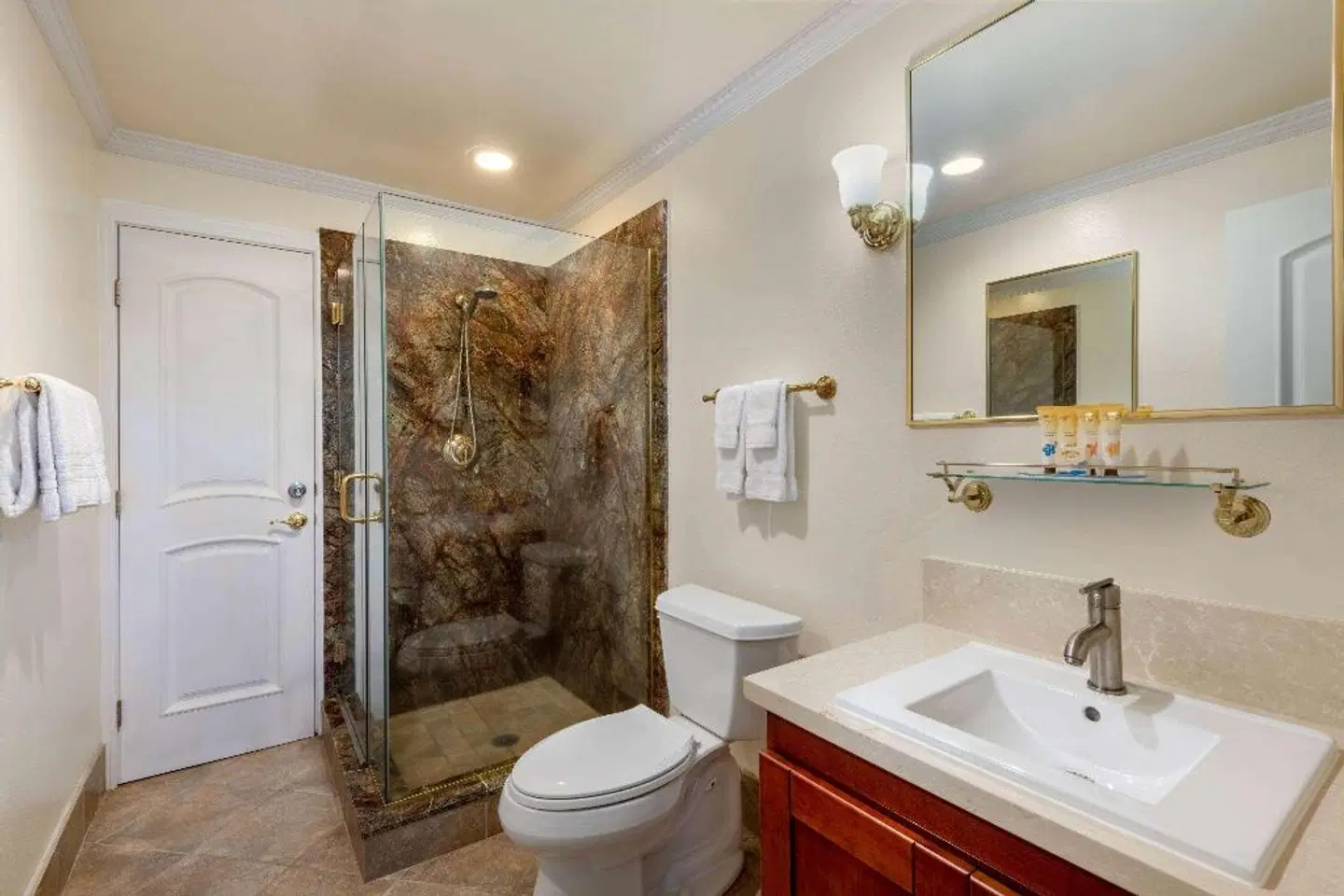 Days Inn by Wyndham Maui Oceanfront Badezimmer