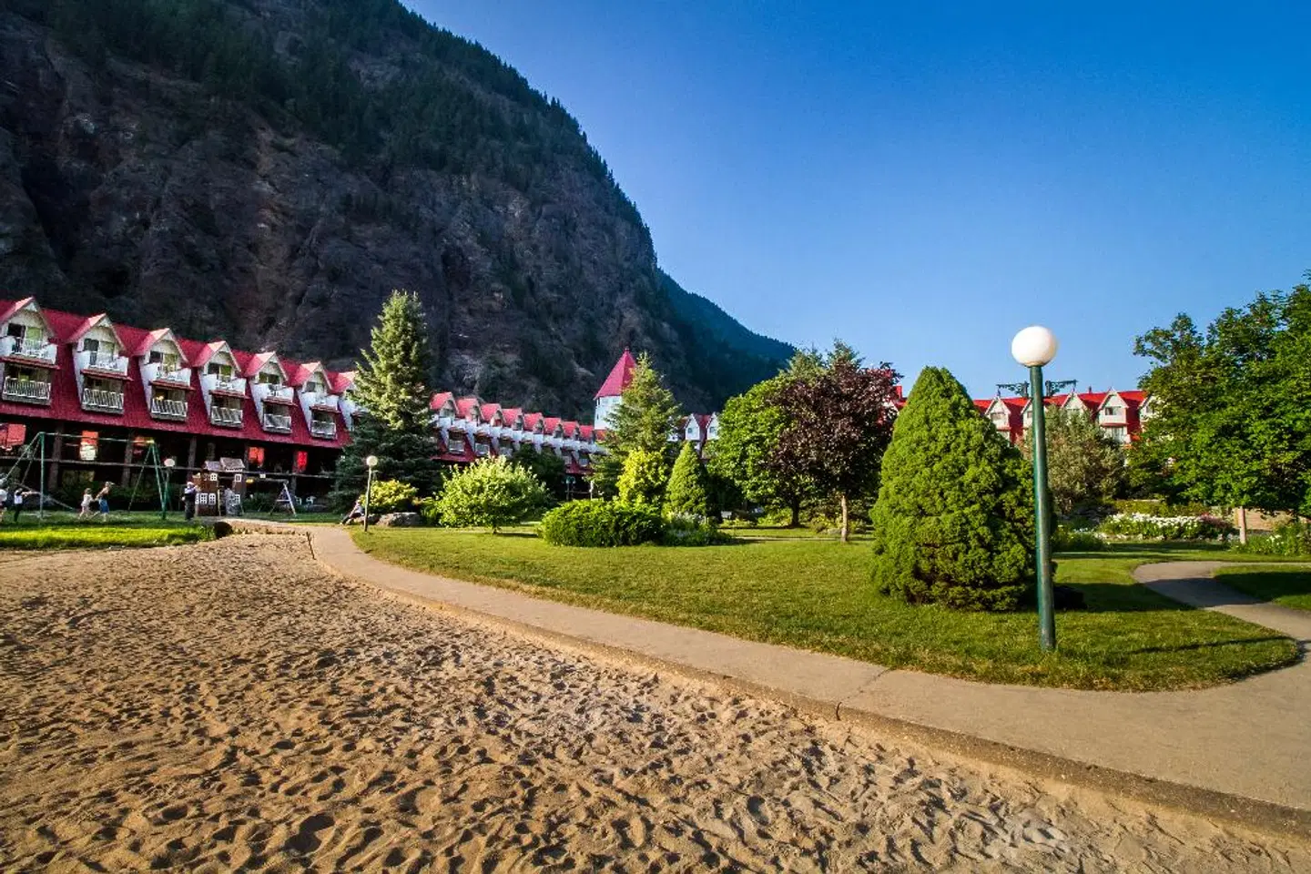 Three Valley Lake Chateau Ltd. LANDSCAPE