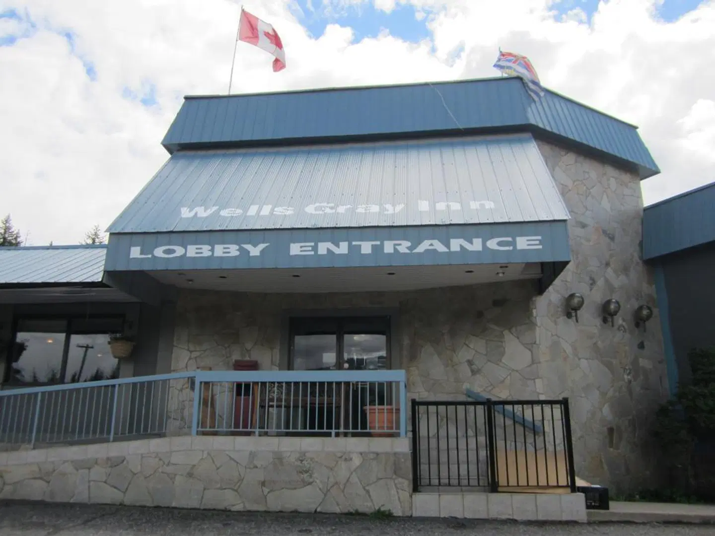 Wells Gray Inn EXTERIOR