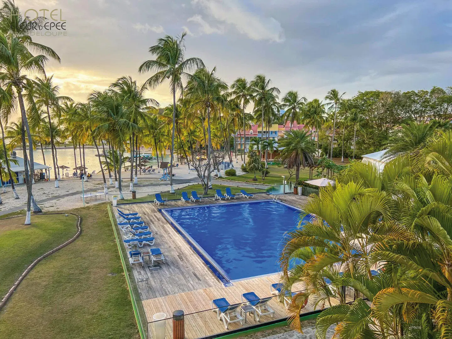 Fleur d'Epée OUTDOOR_POOL