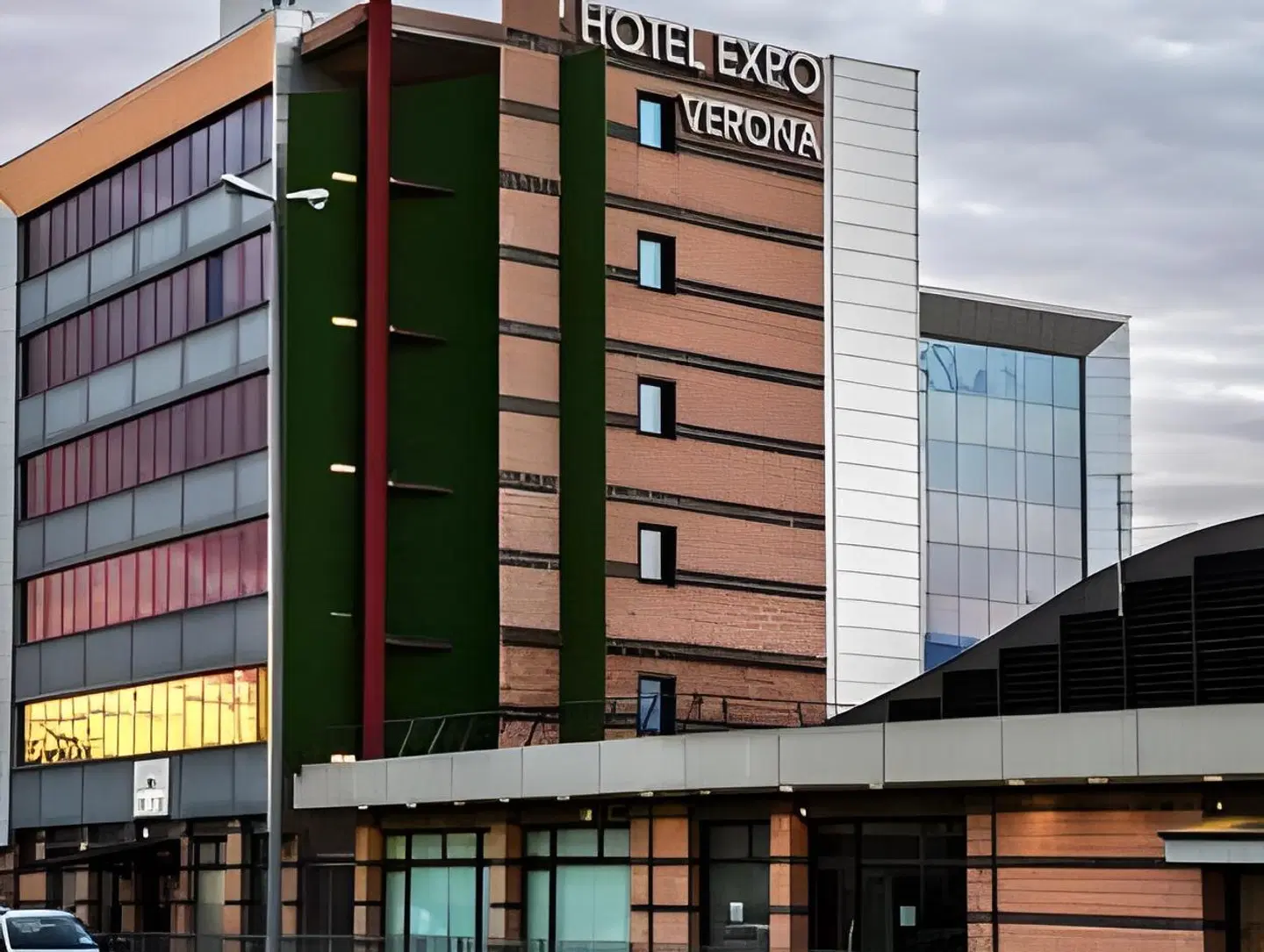 Best Western Plus Hotel Expo EXTERIOR