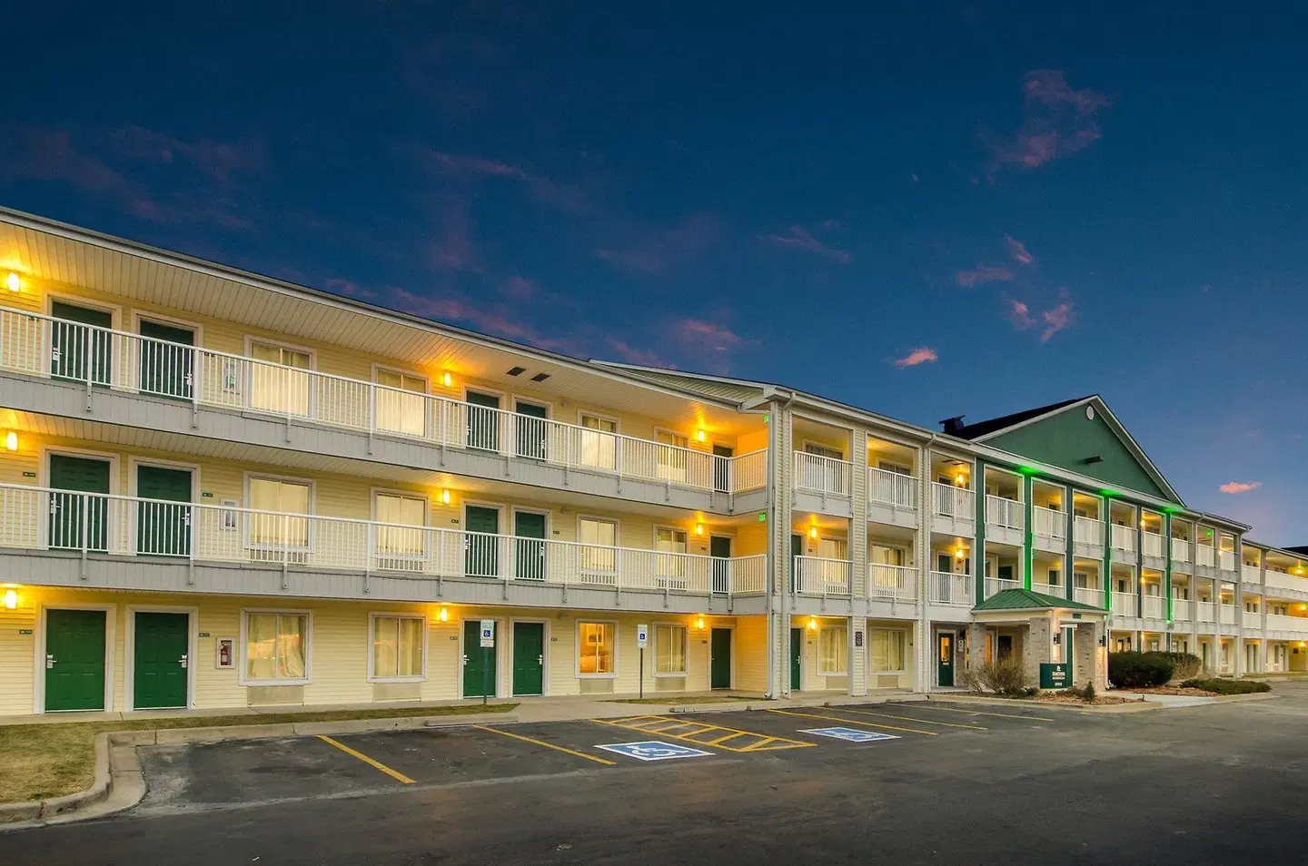 HomeTowne Studios Denver - Glendale/ Cherry Creek EXTERIOR