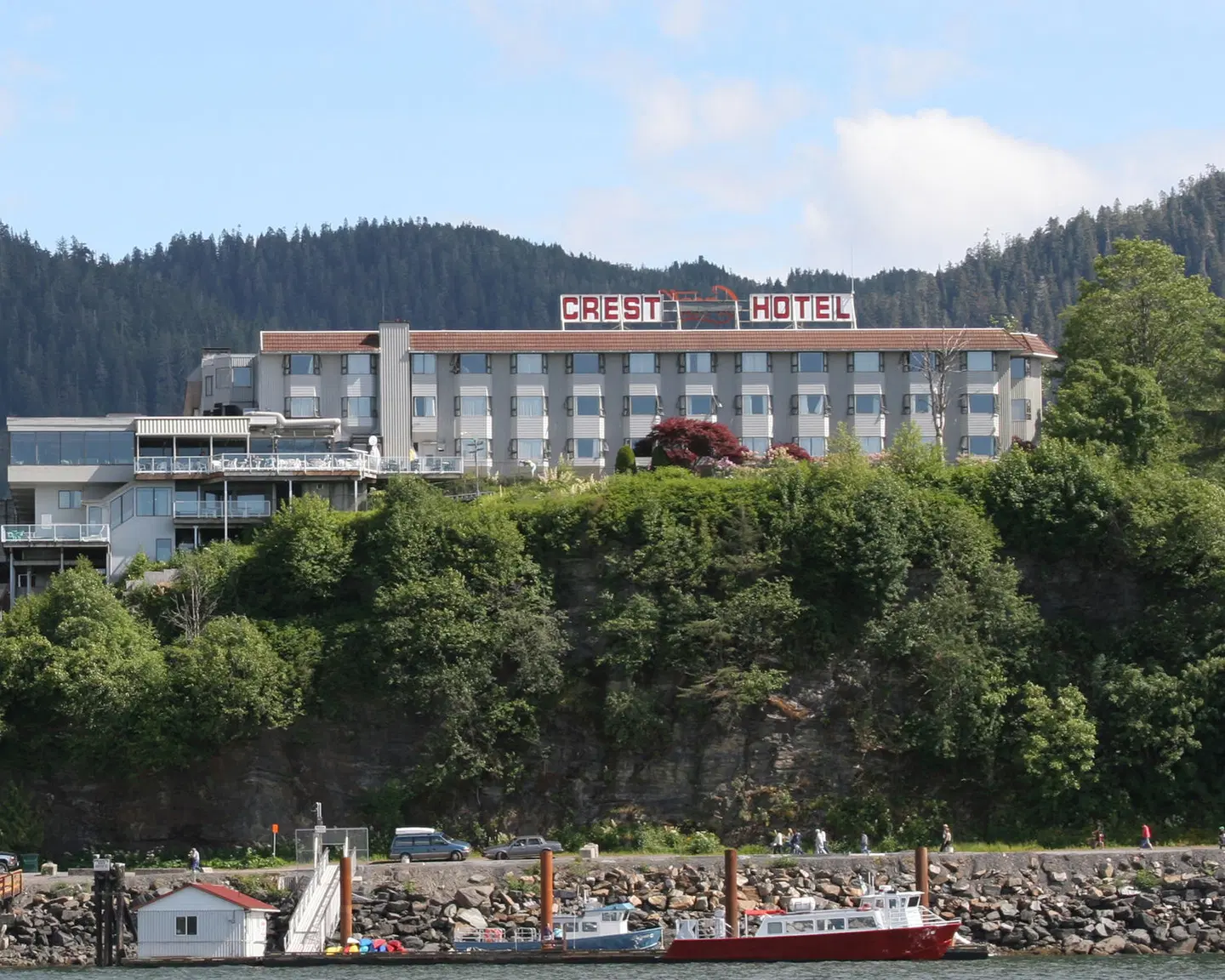 Crest Hotel EXTERIOR