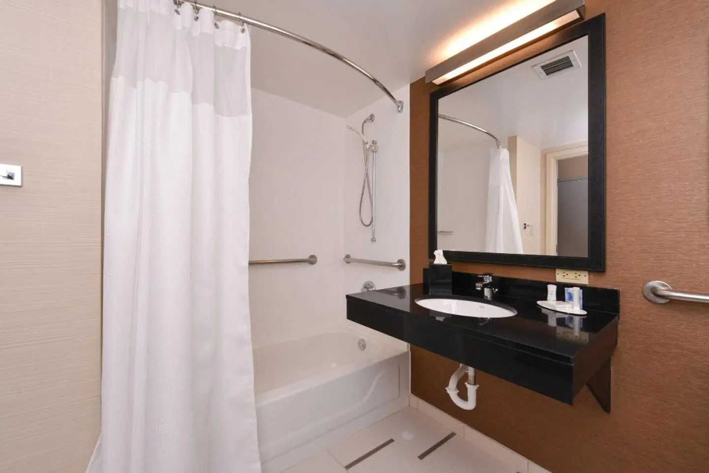 Fairfield Inn by Marriott Orlando Airport Badezimmer