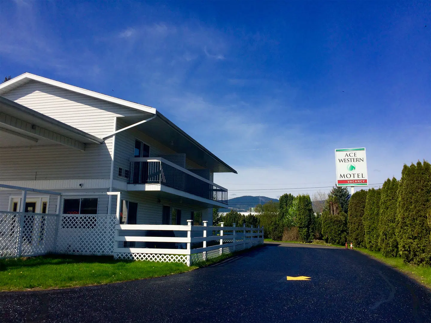 Super 8 by Wyndham Clearwater BC EXTERIOR