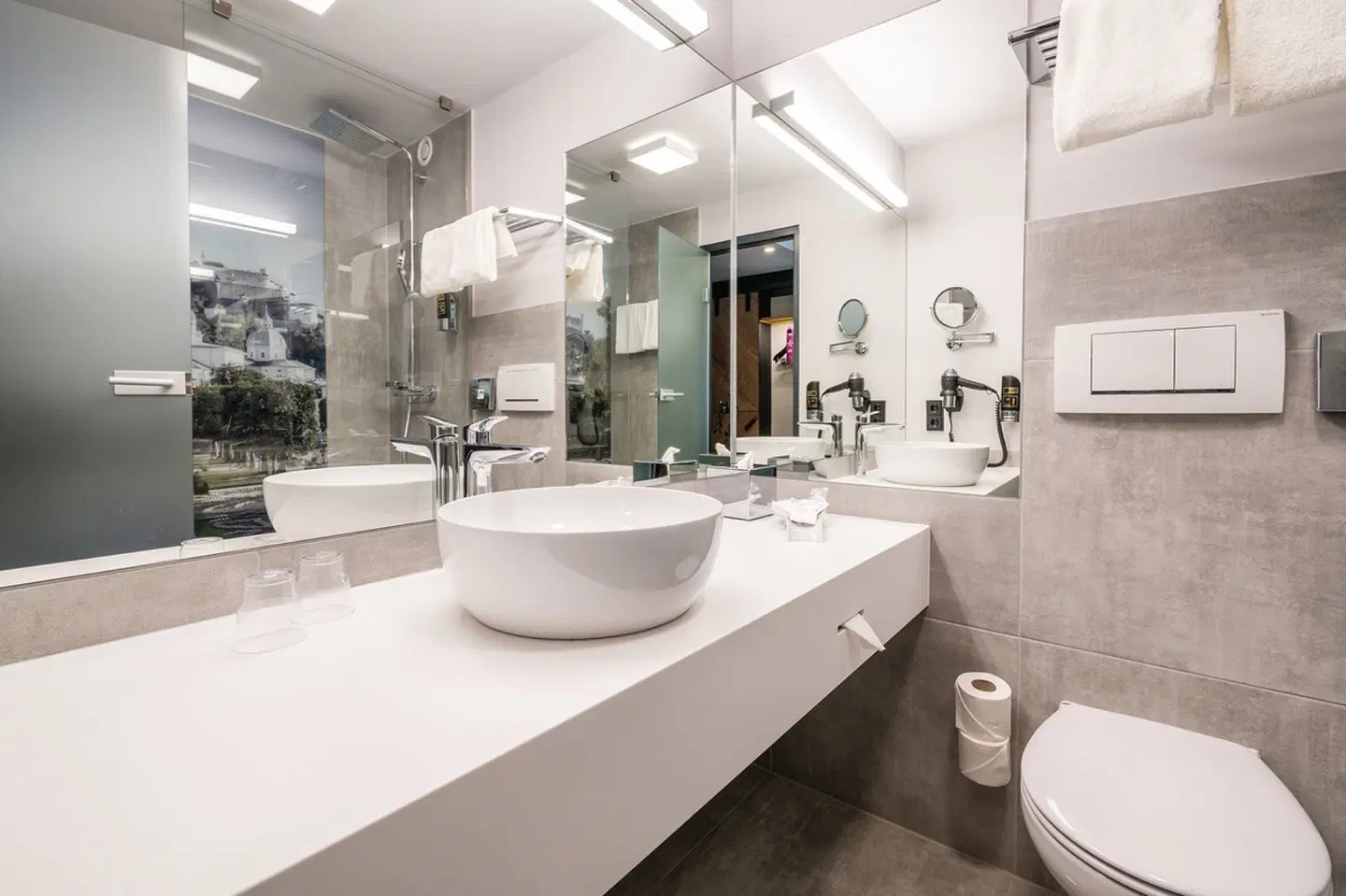 FourSide Hotel Salzburg Badezimmer