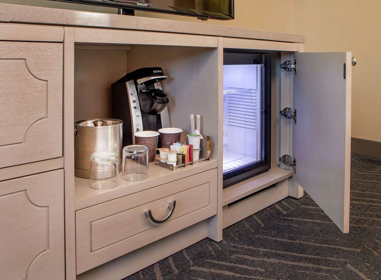 DoubleTree by Hilton Downtown Nashville ROOM_EXAMPLE