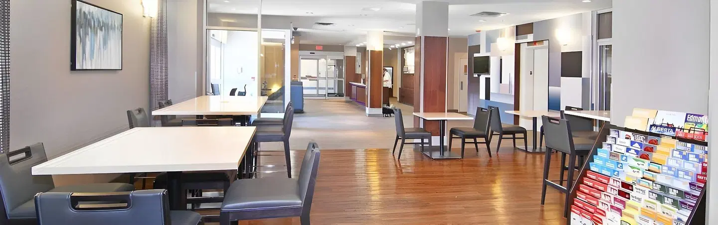 Holiday Inn Express & Suites Calgary Bar