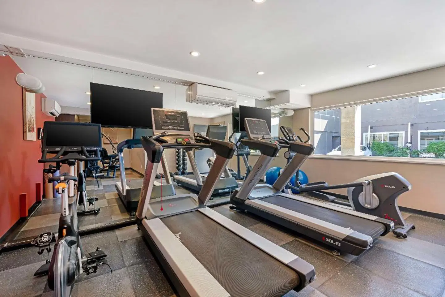 Best Western Plus Burnaby Hotel SPORTS_AND_LEISURE