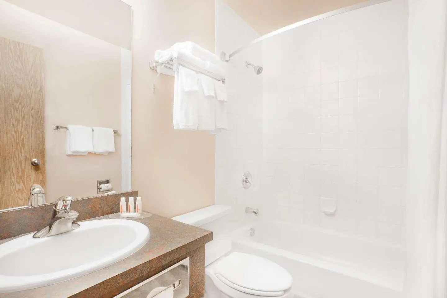 Super 8 by Wyndham Cranbrook Badezimmer